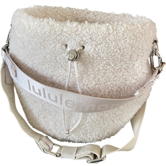 Lululemon New Year Crossbody Fleece Bucket Bag 2.5L White Opal - Picture 10 of 11